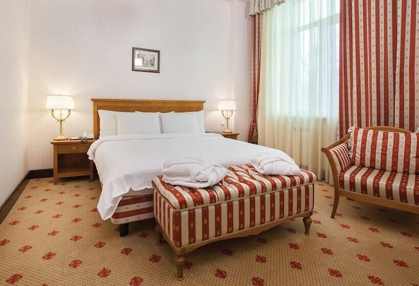 اتاق لوکس, Grand Tien Shan