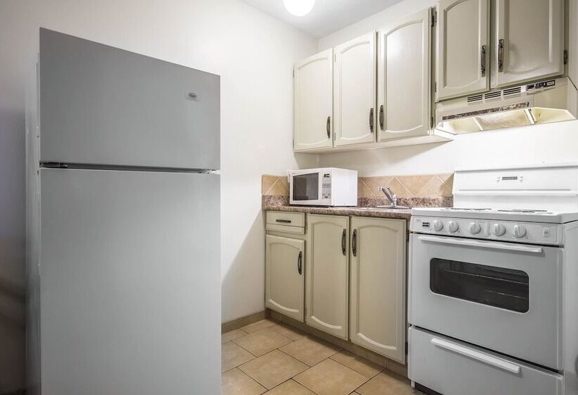 Люкс, Econo Lodge