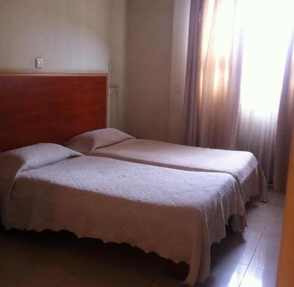 اتاق ساده سه نفره, Ivys