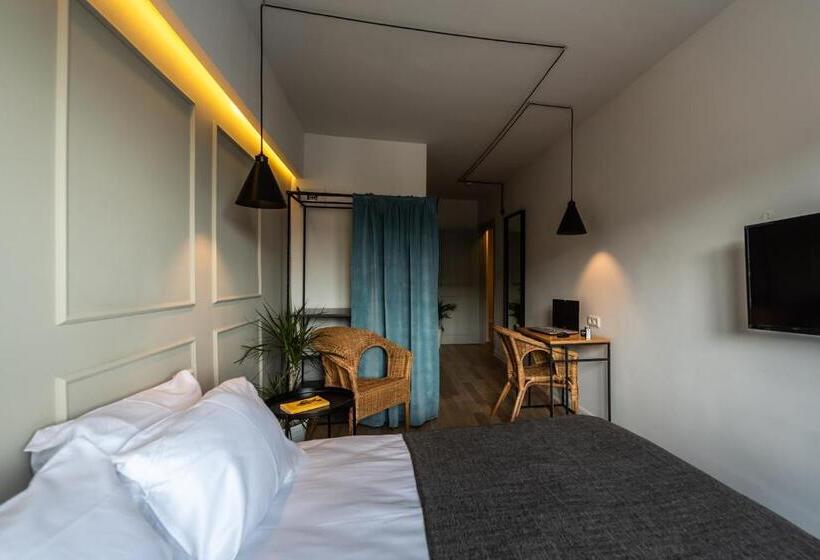 اتاق استاندارد, Pesa Suites