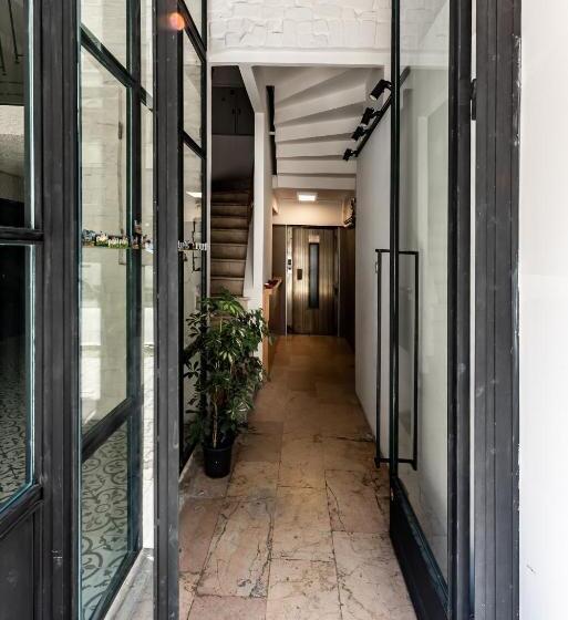 اتاق لوکس با چشم‌انداز دریا, Pesa Suites