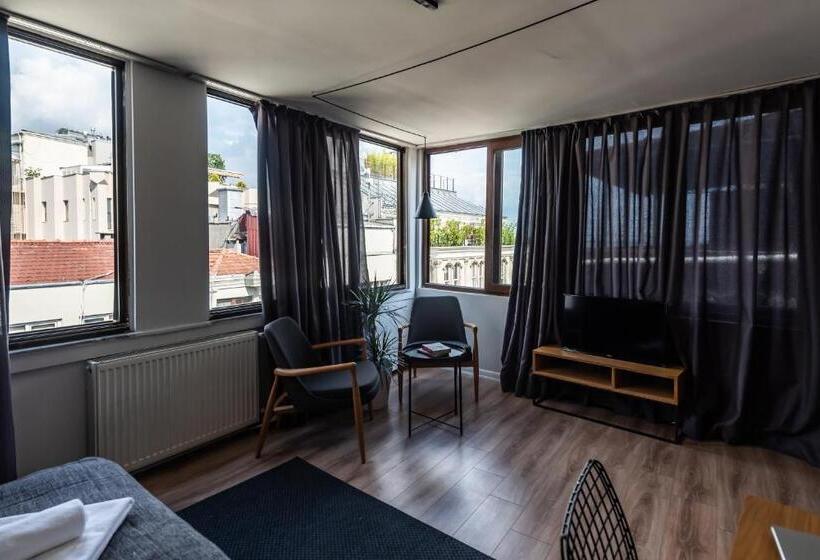 اتاق لوکس با چشم‌انداز دریا, Pesa Suites