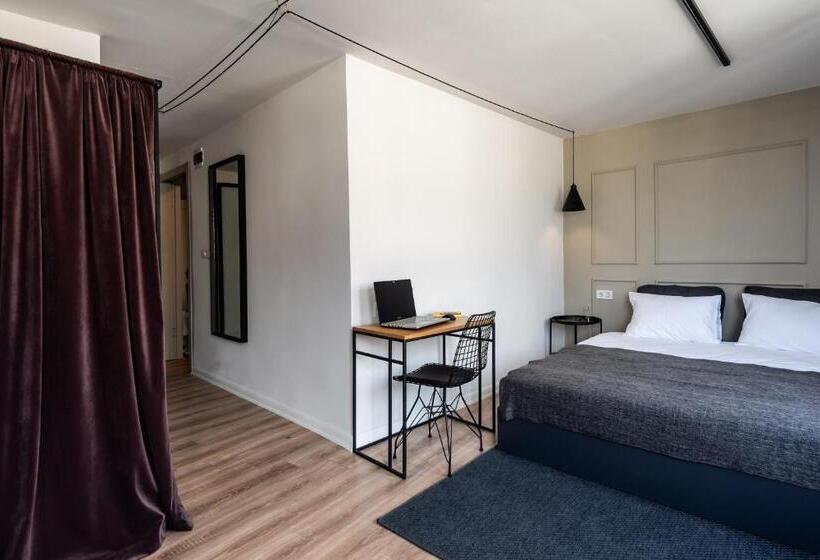 اتاق لوکس با چشم‌انداز دریا, Pesa Suites