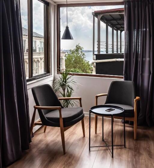 اتاق لوکس با چشم‌انداز دریا, Pesa Suites