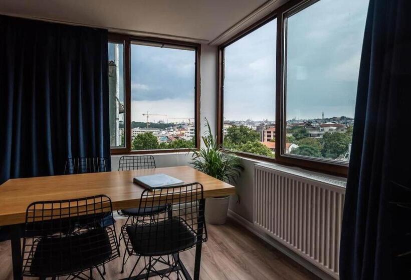 اتاق سوپریور با تخت بزرگ, Pesa Suites