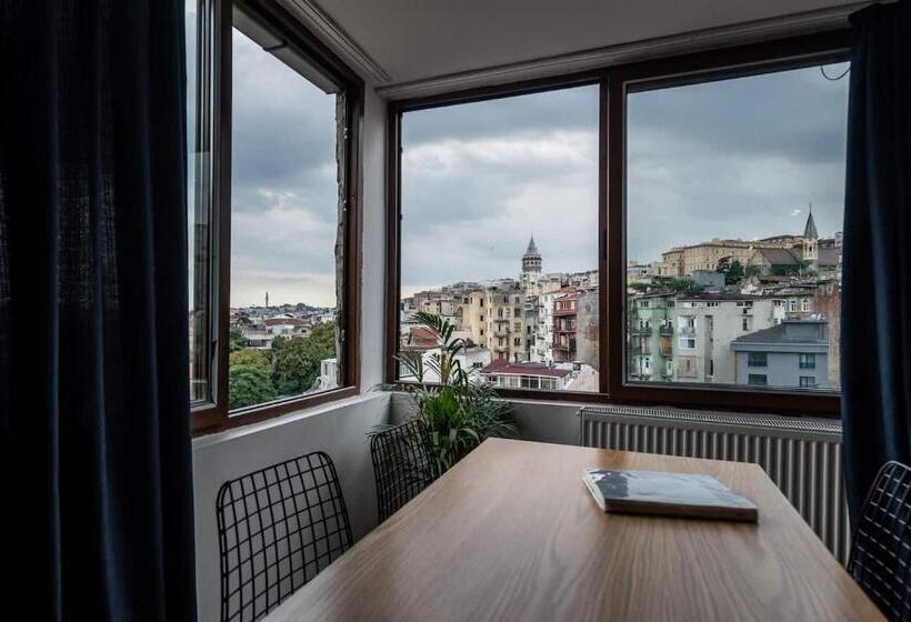 اتاق سوپریور با تخت بزرگ, Pesa Suites