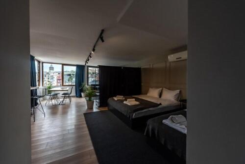 اتاق سوپریور با تخت بزرگ, Pesa Suites