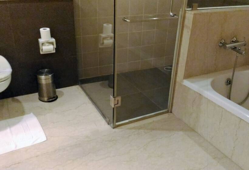 סוויטה, Taj Tristar