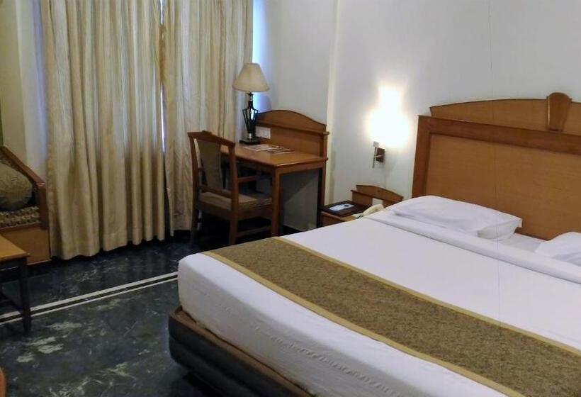 חדר אקזקיוטיב, Taj Tristar