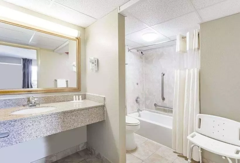２ダブルベッドのスタンダードルーム, Days Inn By Wyndham Charlottesville/university Area