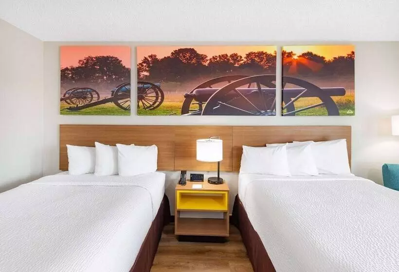 ２ダブルベッドのスタンダードルーム, Days Inn By Wyndham Charlottesville/university Area