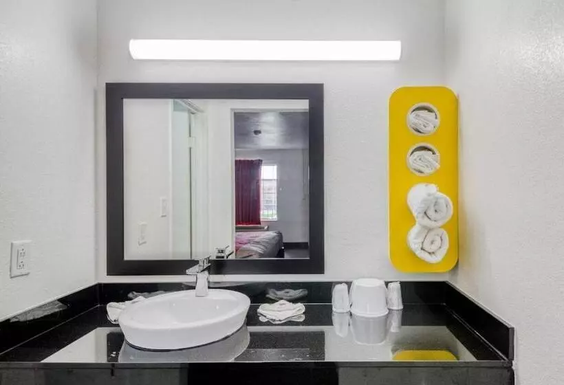 اتاق استاندارد با تخت بزرگ برای معلولان, OYO Hotel Baton Rouge East I-12