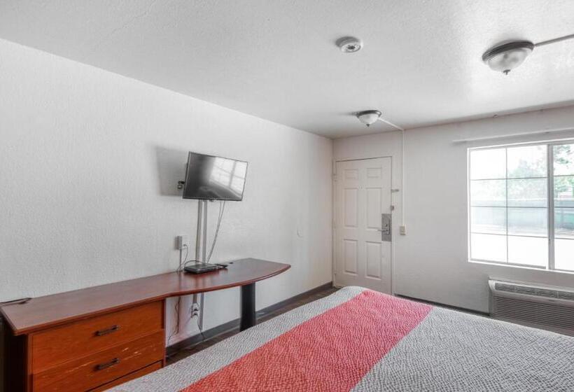 适合残疾人士使用的带超级大床的标准间, OYO Hotel Baton Rouge East I-12