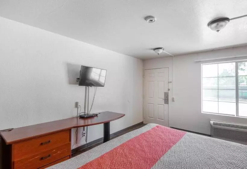 اتاق استاندارد با تخت بزرگ برای معلولان, OYO Hotel Baton Rouge East I-12