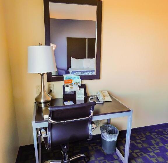 غرفة قياسية سرير كينج لذوى الإحتياجات الخاصة, Days Inn & Suites By Wyndham Pocahontas