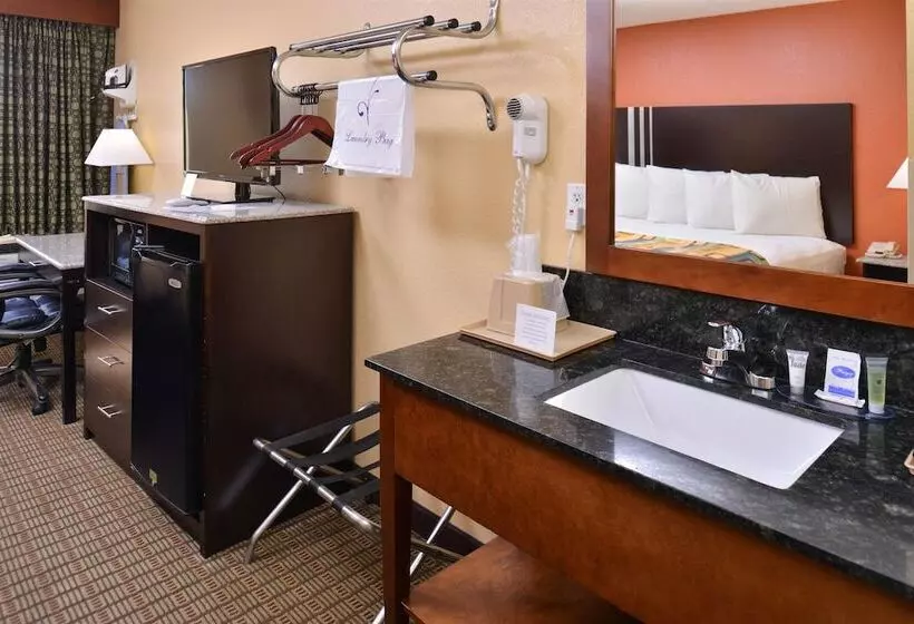 スイート（家族用）, Douglas Inn & Suites