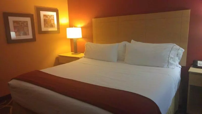 身障者適用キングサイズベッドルーム, Holiday Inn Express   Cortland, An Ihg