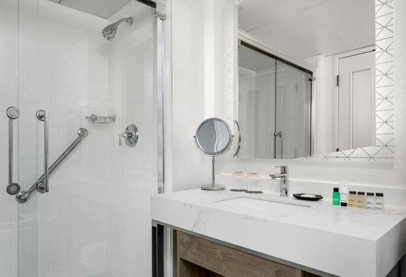 带大床的俱乐部房间, Sheraton Duluth