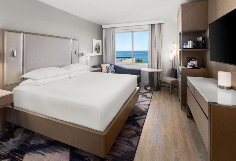 带大床的俱乐部房间, Sheraton Duluth