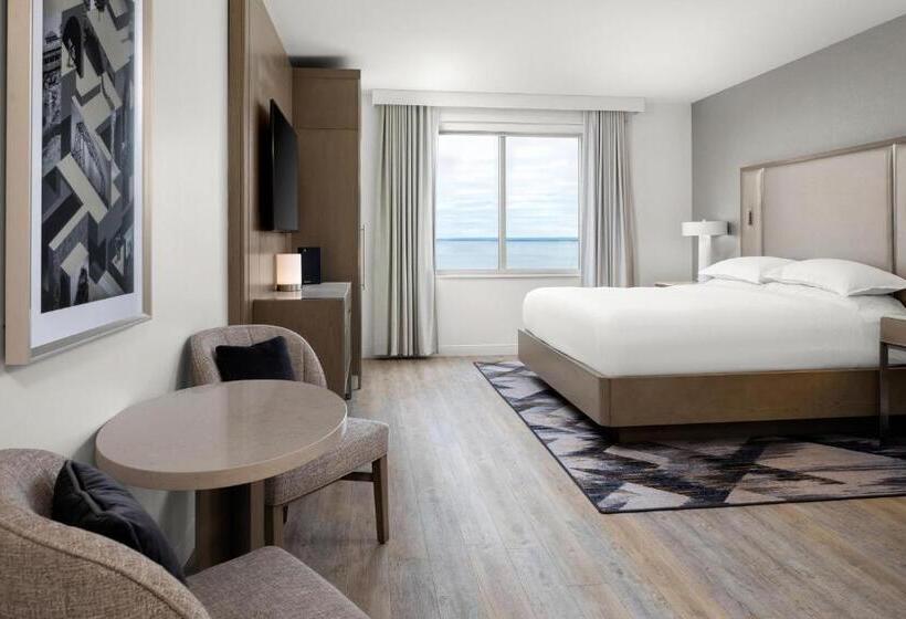 带大床的俱乐部房间, Sheraton Duluth