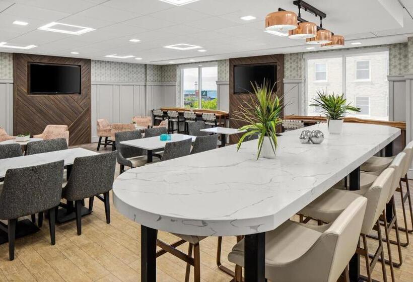 带城市景观和大床的豪华房间, Sheraton Duluth