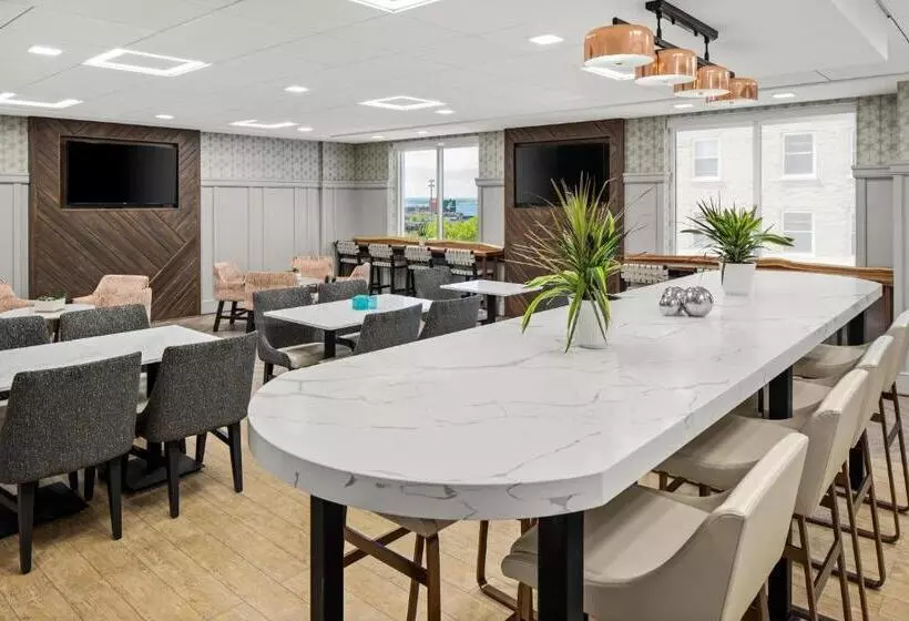 اتاق دلوکس با تخت کینگ و چشمانداز شهر, Sheraton Duluth
