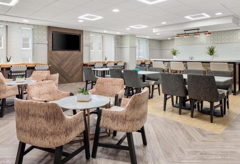 带城市景观和大床的豪华房间, Sheraton Duluth