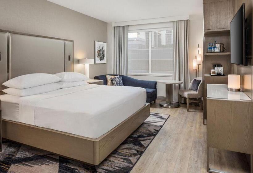 带城市景观和大床的豪华房间, Sheraton Duluth