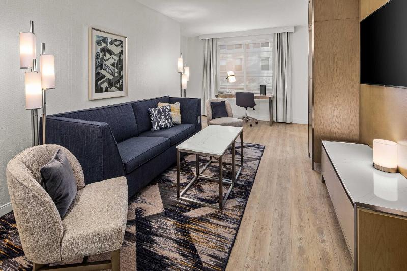 带大床的复式套间, Sheraton Duluth