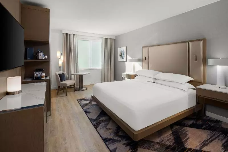 اتاق استاندارد با تخت بزرگ, Sheraton Duluth