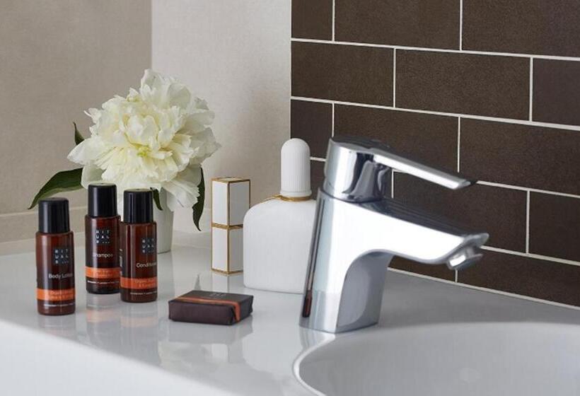 جناح جونيور, The Westbridge Hotel Stratford