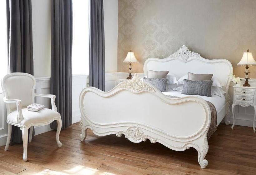 جناح جونيور, The Westbridge Hotel Stratford