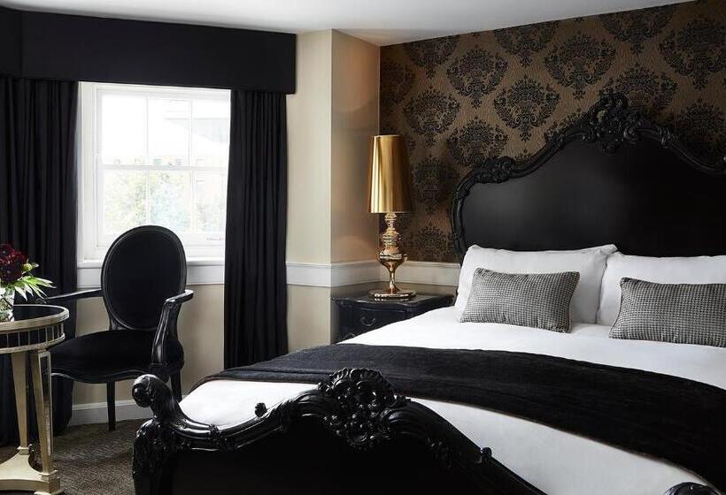 جناح جونيور, The Westbridge Hotel Stratford