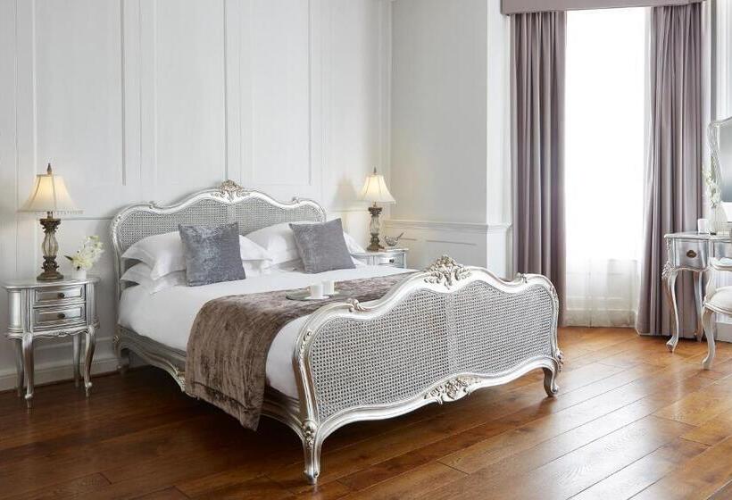 جناح جونيور, The Westbridge Hotel Stratford