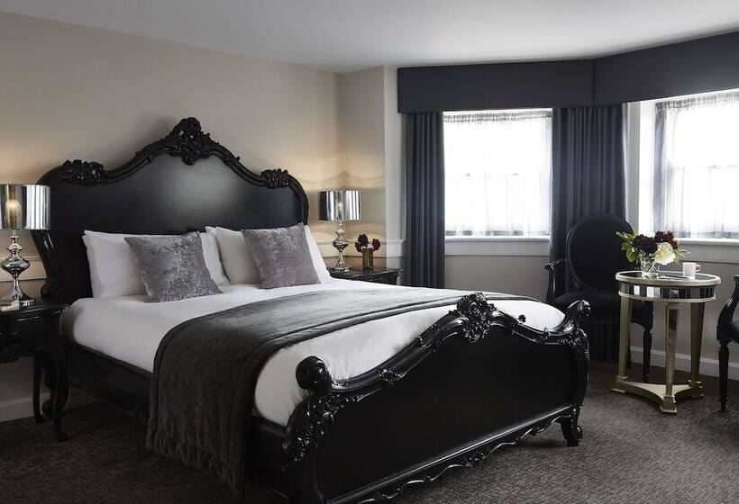 جناح جونيور, The Westbridge Hotel Stratford