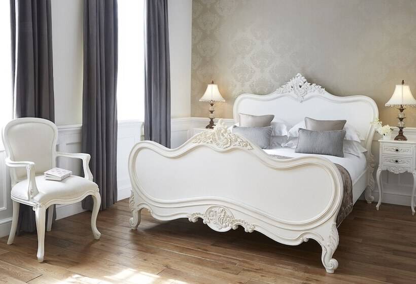 جناح جونيور, The Westbridge Hotel Stratford