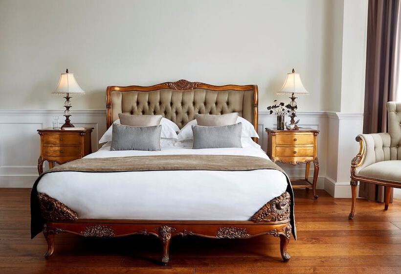 جناح جونيور, The Westbridge Hotel Stratford