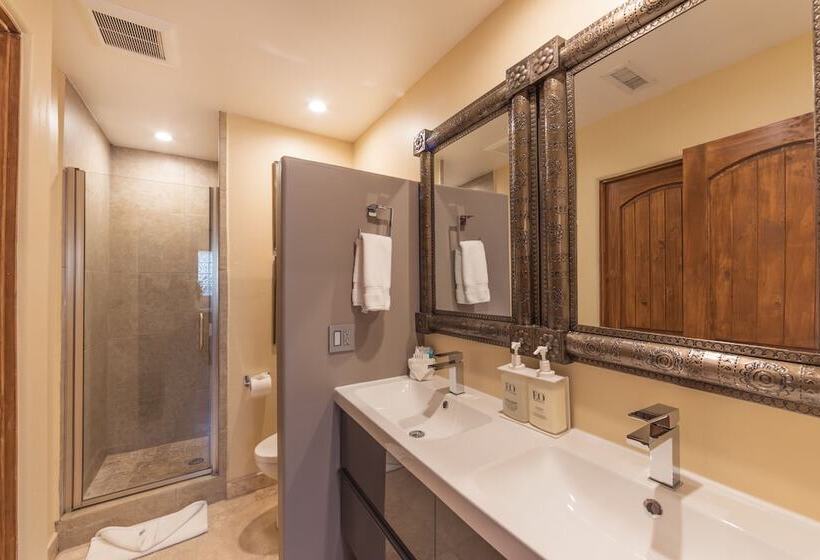 سوییت با چشمانداز کوه, A Sunset Chateau