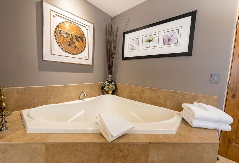 سوییت با چشمانداز کوه, A Sunset Chateau