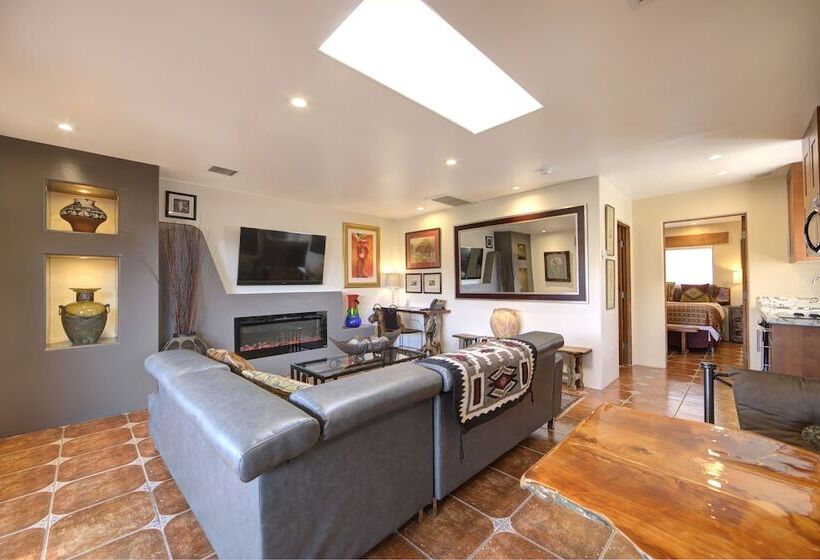 سوییت با چشمانداز کوه, A Sunset Chateau