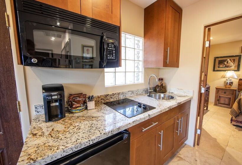 سوییت با چشمانداز کوه, A Sunset Chateau