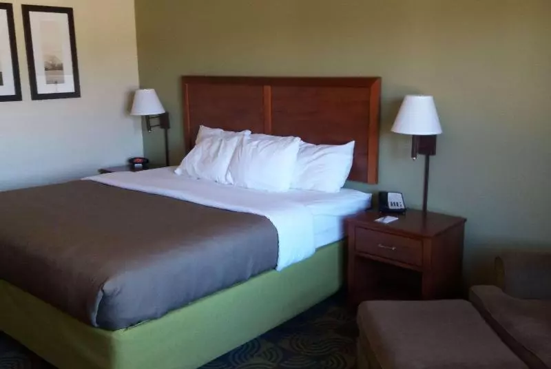 キングサイズベッドのスタンダードルーム, Americinn By Wyndham Kewanee