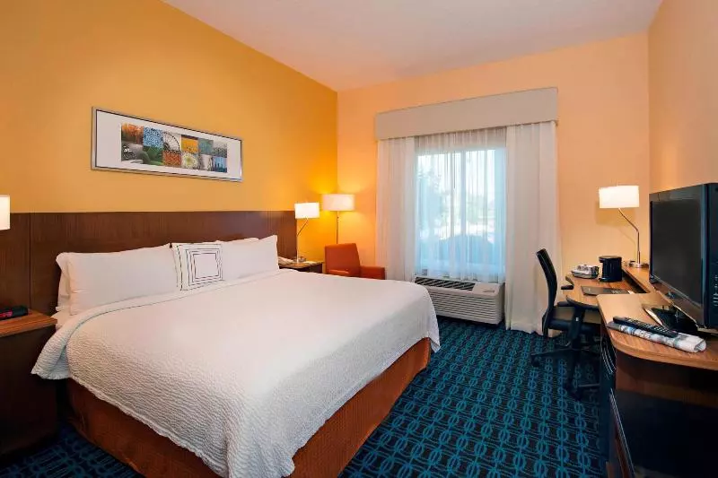 キングサイズベッドのスタンダードルーム, Fairfield Inn And Suites By Marriott Tifton