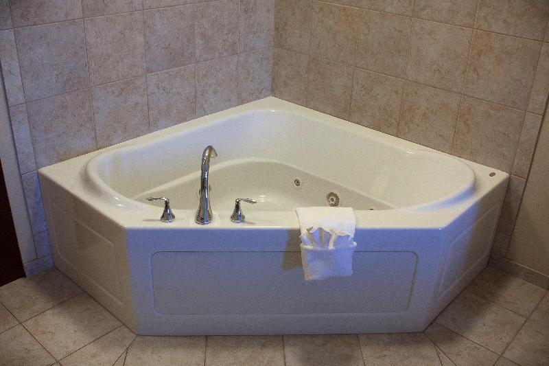 Люкс Кровать Кинг, Holiday Inn Express & Suites Youngstown West   Austintown By Ihg