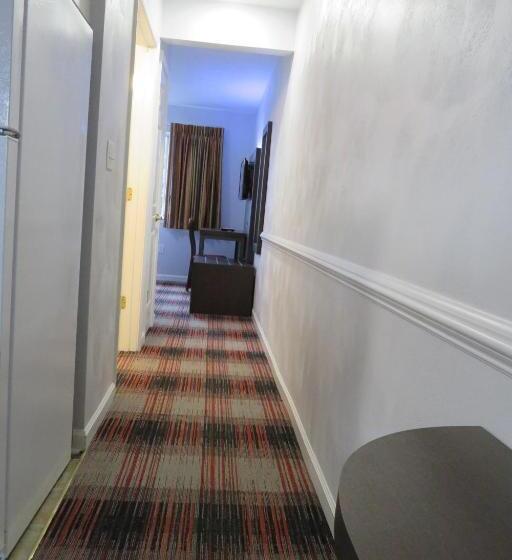 套房, Luxbury Inn & Suites