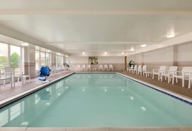 מיטת קינג בסוויטה, Country Inn & Suites By Radisson, Chester, Va