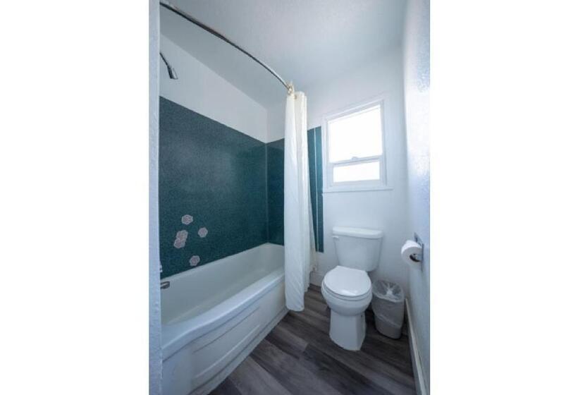 חדר סטנדרט עם מיטת קווין, Budget Inn Madras