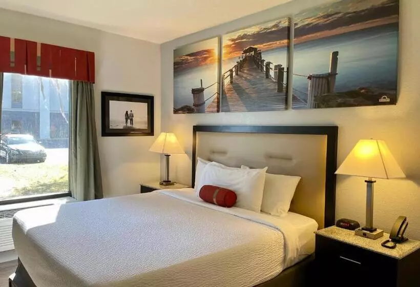 Deluxe Suite King Bed, Days Inn & Suites By Wyndham Lakeland