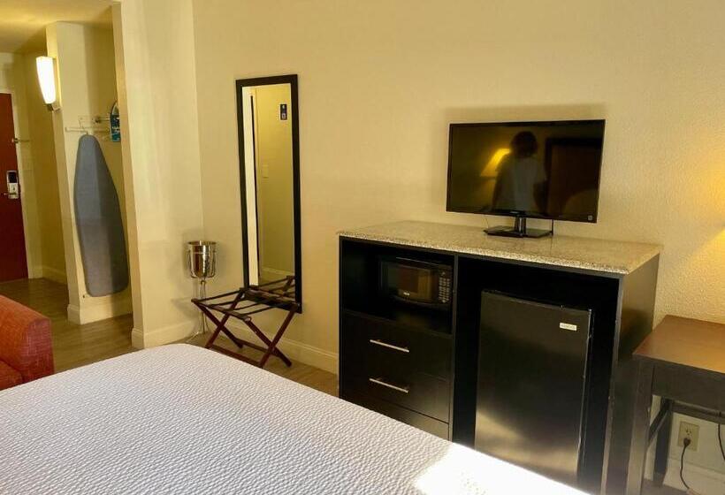 جناح ديلوكس سرير كينج, Days Inn & Suites By Wyndham Lakeland