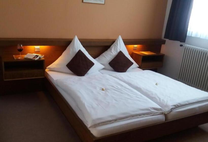 标准三人间, Gasthaus Finken